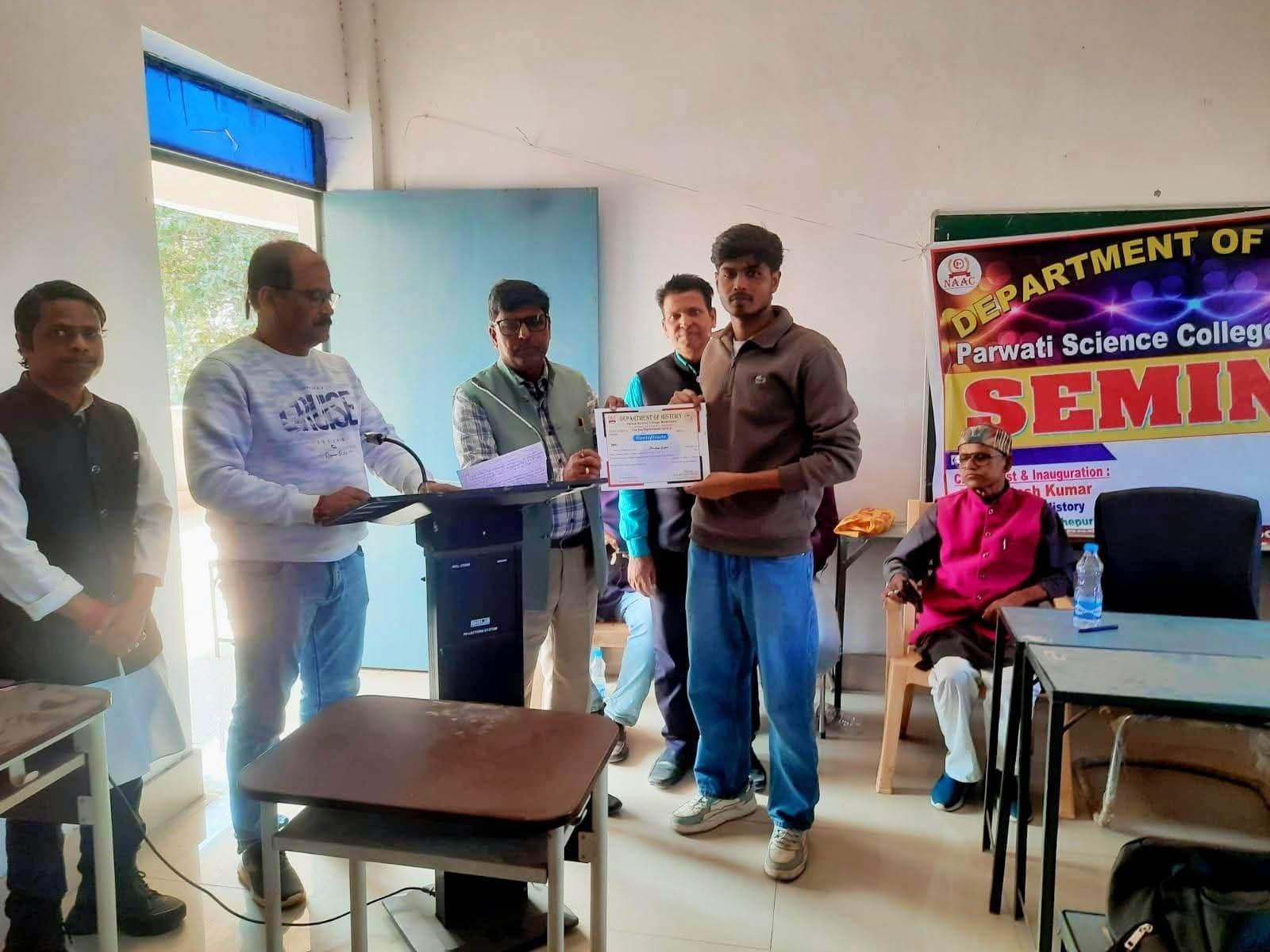 पीएस कॉलेज के इतिहास विभाग में सेमिनार का हुआ आयोजन