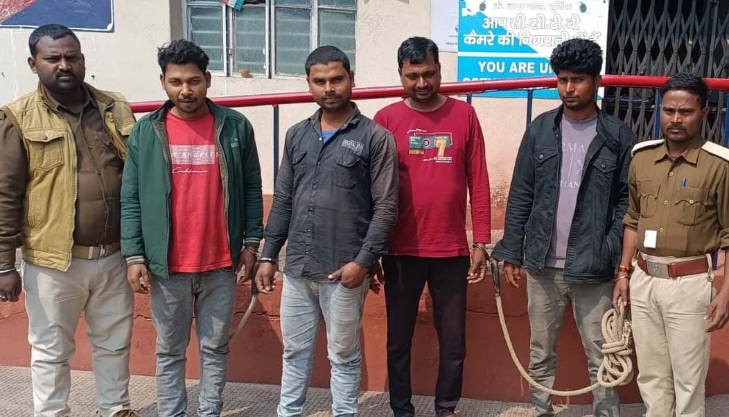 नशे में हंगामा करते हुए चार युवक गिरफ्तार