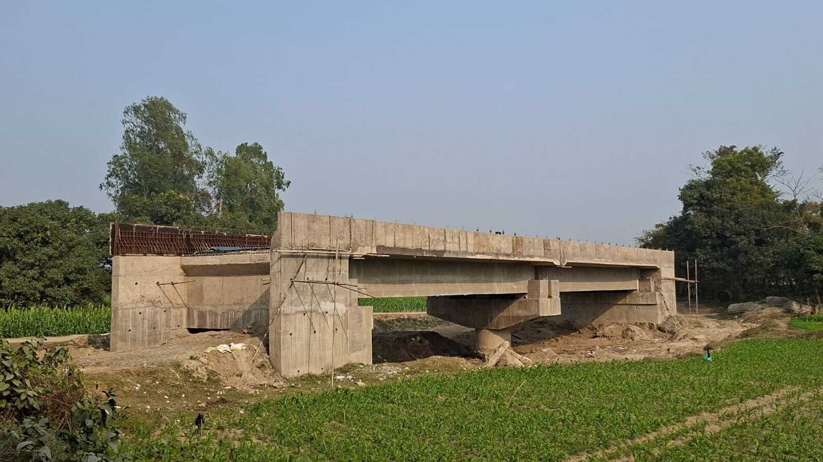 कदवा में कई पुल का निर्माण कार्य अधर में, परेशानी