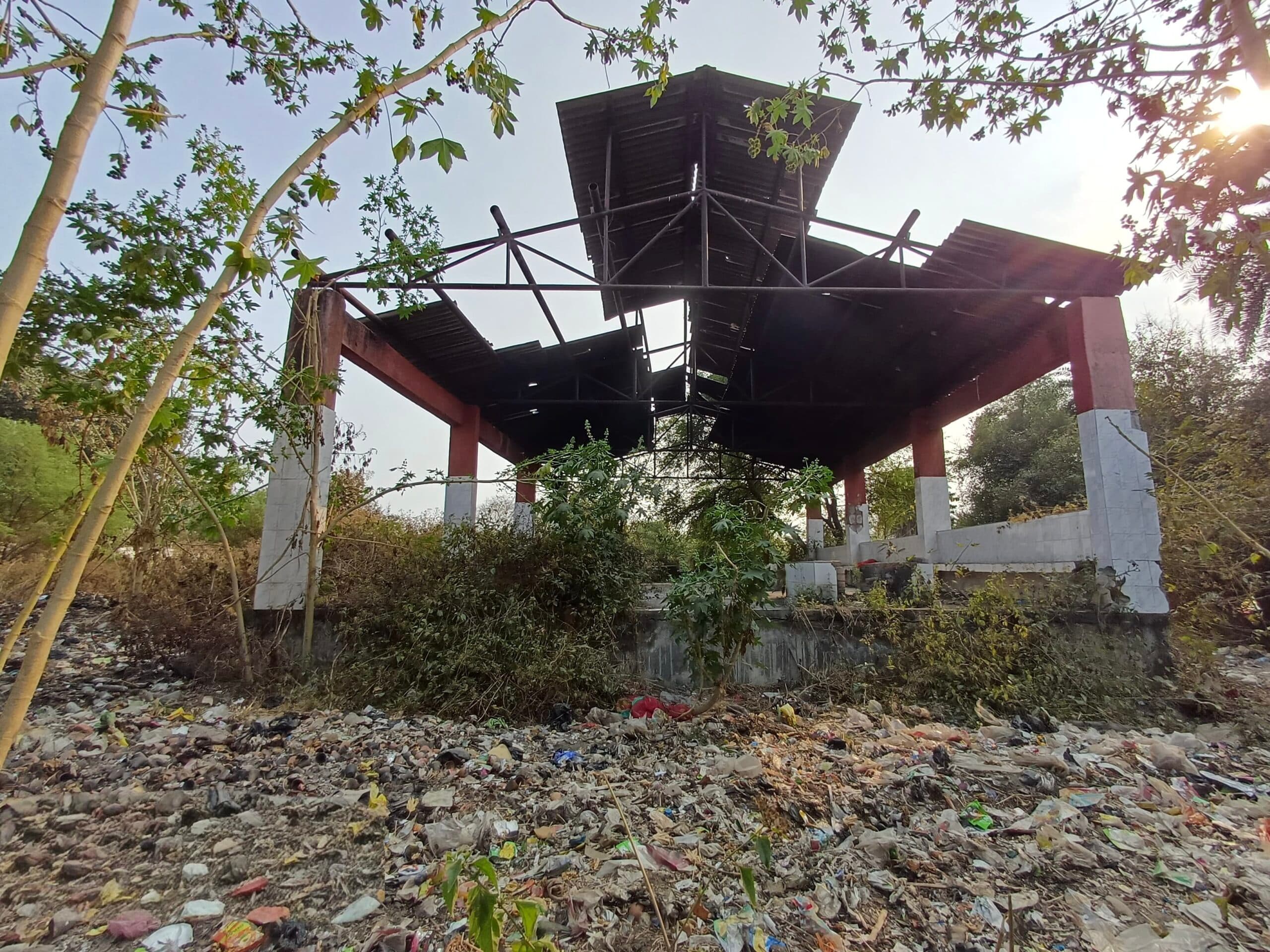 40 लाख का मुक्तिधाम बना कूड़ा घर