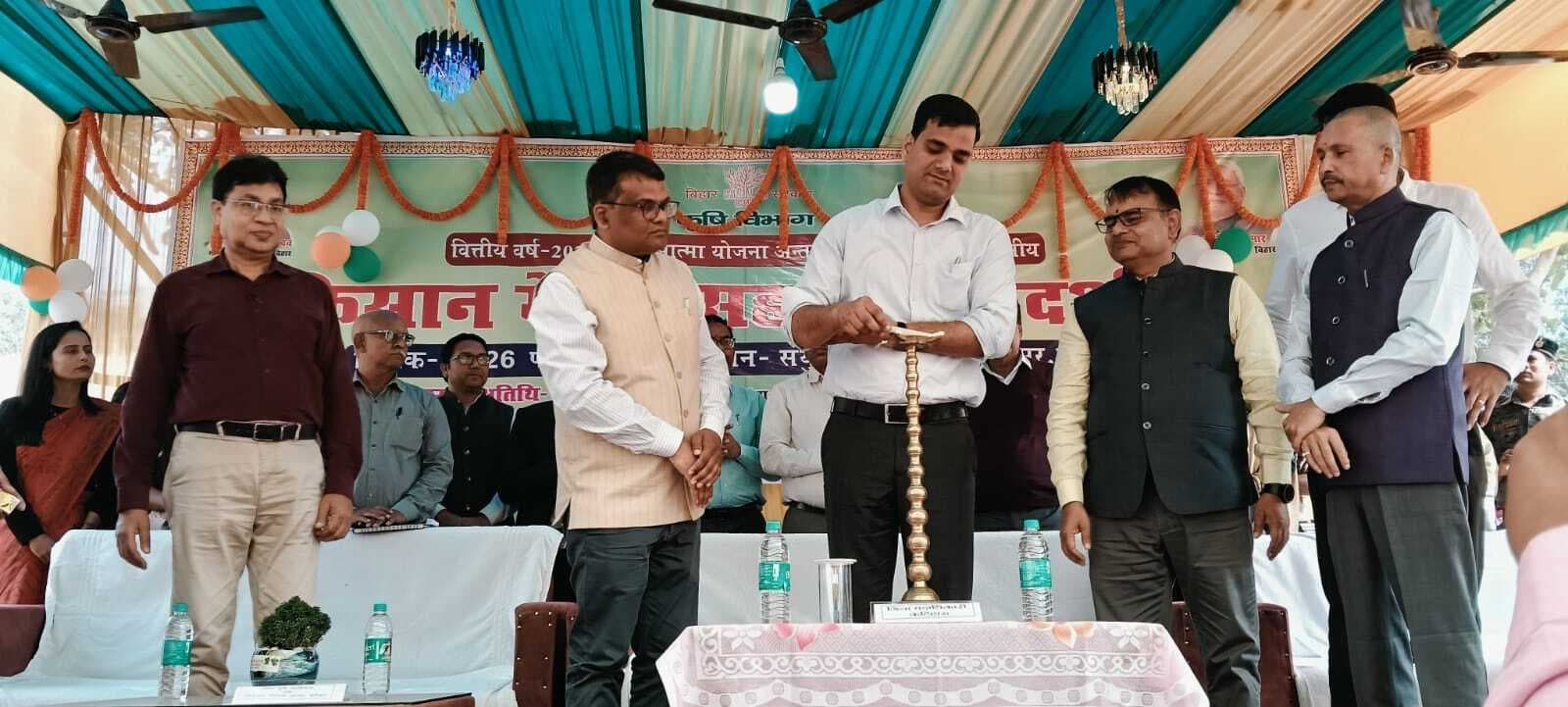 दो दिवसीय किसान मेला सह प्रदर्शनी में किसानों से पहले मिट्टी जांच कराने पर डीएम ने दिया बल