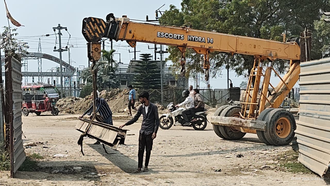 गौशाला रेल ओवर ब्रिज के पिलरों में दिखाई दे रहीं दरारें