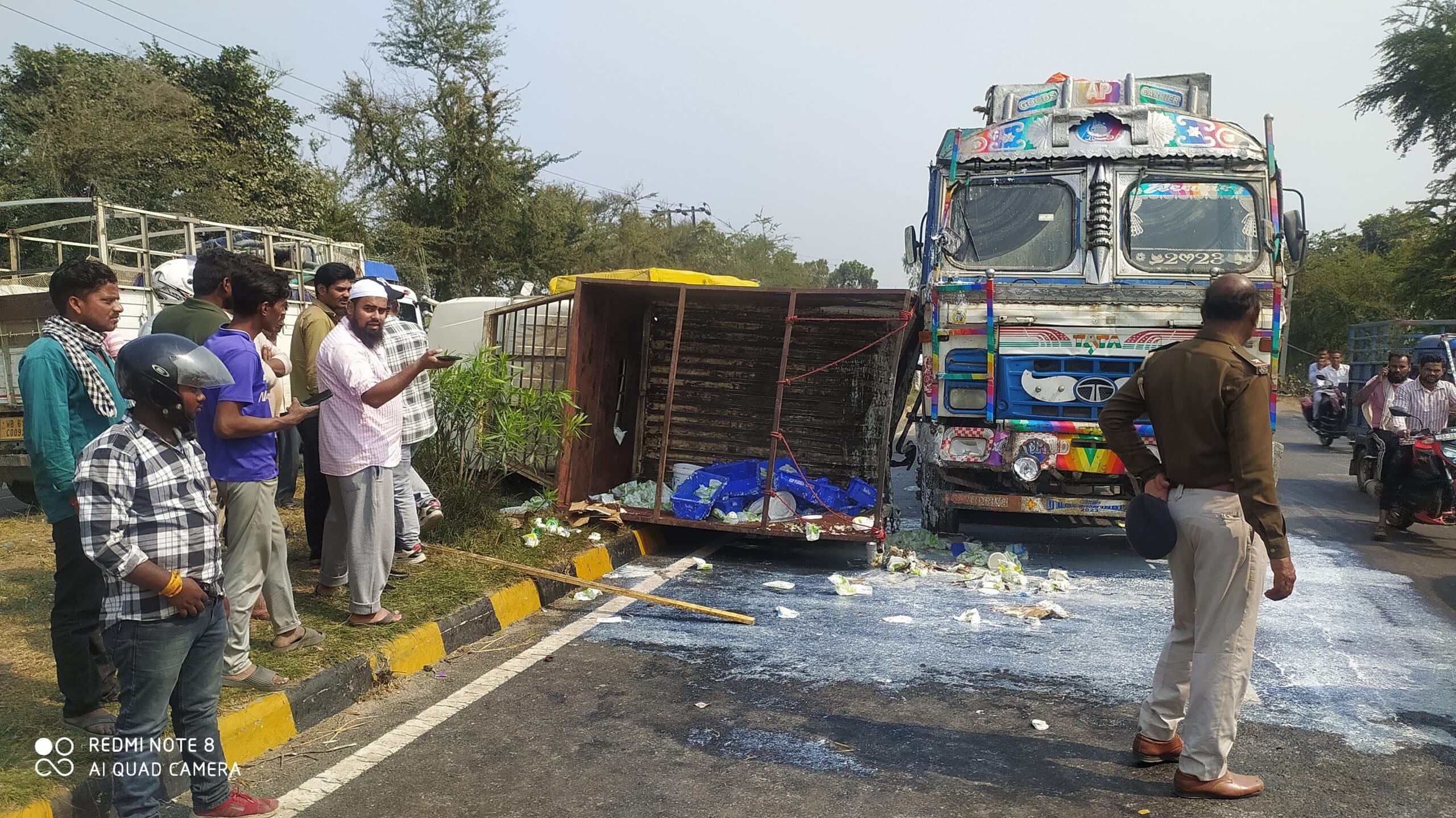 ट्रक की ठोकर से दूध लोड पिकअप पलटा, चालक व सह चालक गंभीर, रेफर