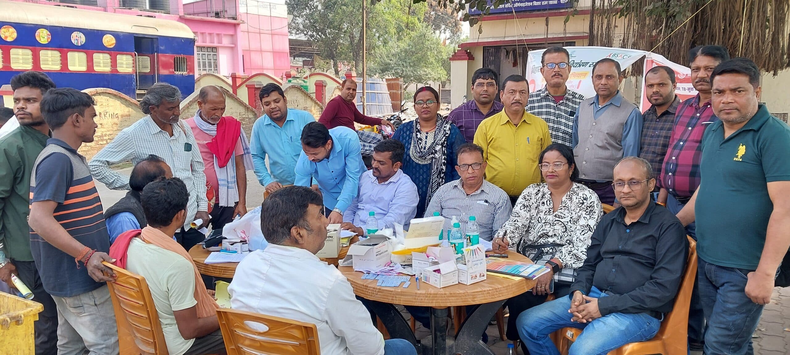 स्टेशन परिसर में शिविर में 235 लोगों की हुई जांच