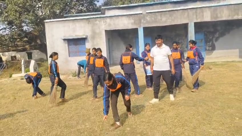 झाड़ू लगाकर पुलिस अधिकारियों ने दिया स्वच्छता का संदेश