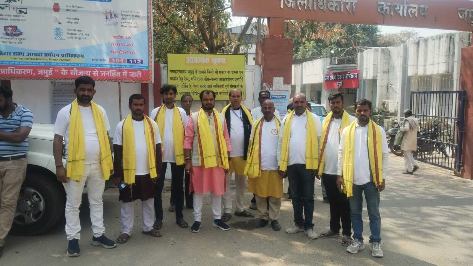 लोगों को जागरूक करने के लिए नुक्कड़ नाटक दल रवाना