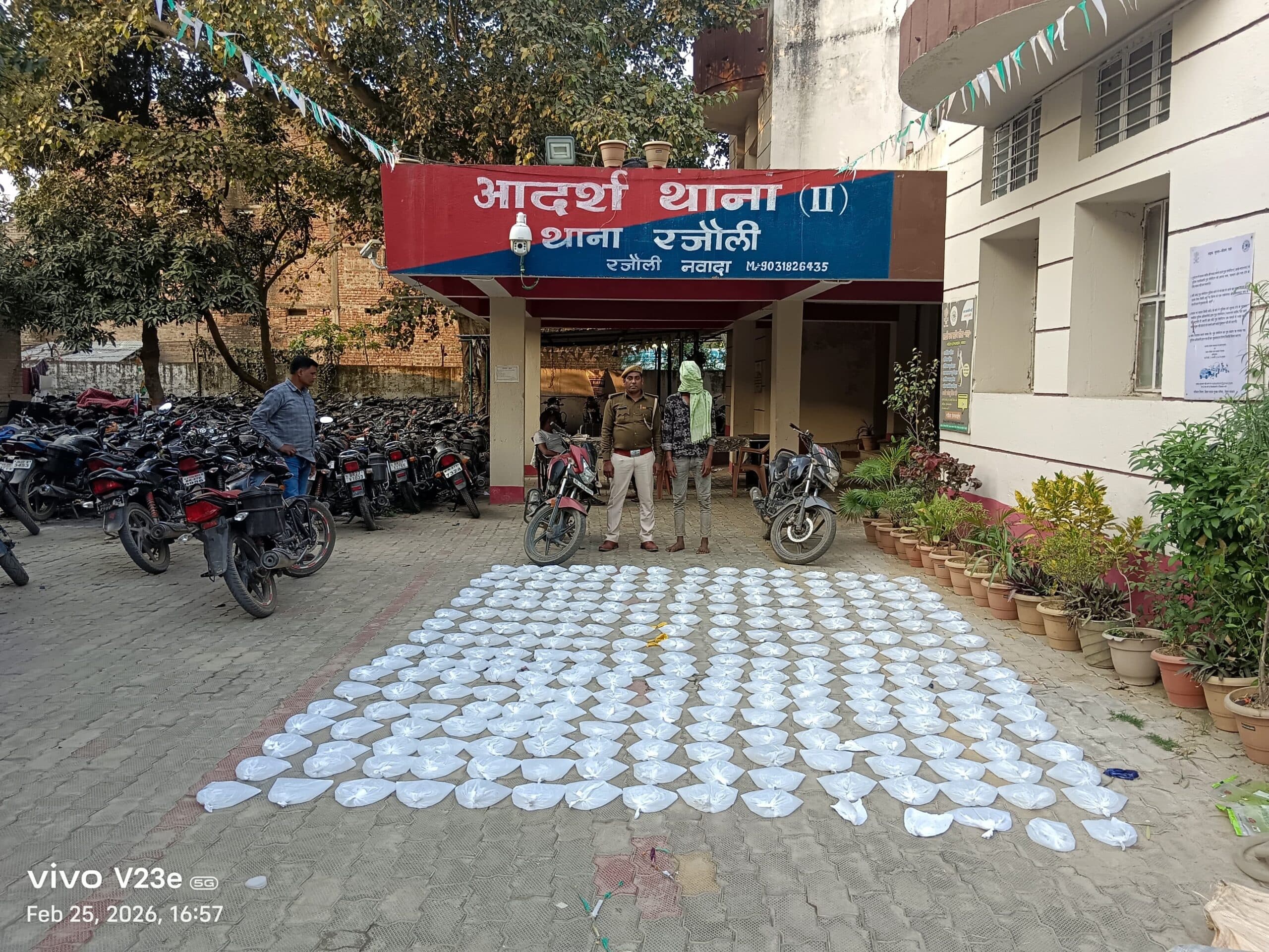 दो बाइकों पर लदी 255 लीटर महुआ शराब जब्त