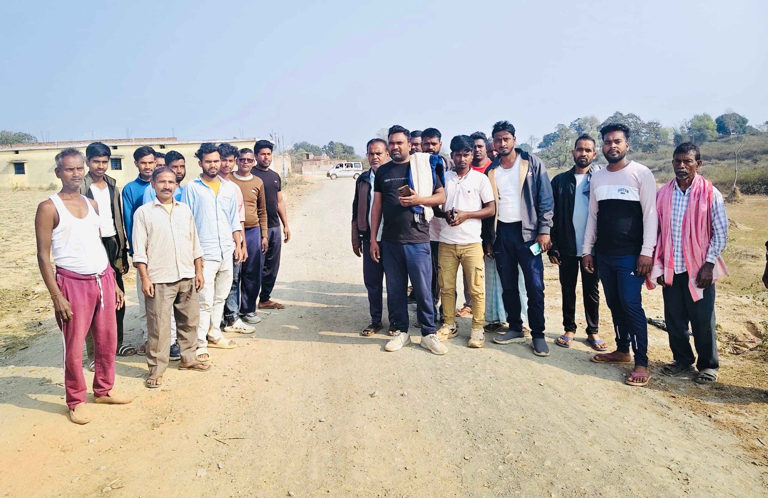 Giridih News :तीन सौ फीट पीसीसी नहीं बनाने से ग्रामीणों में आक्रोश