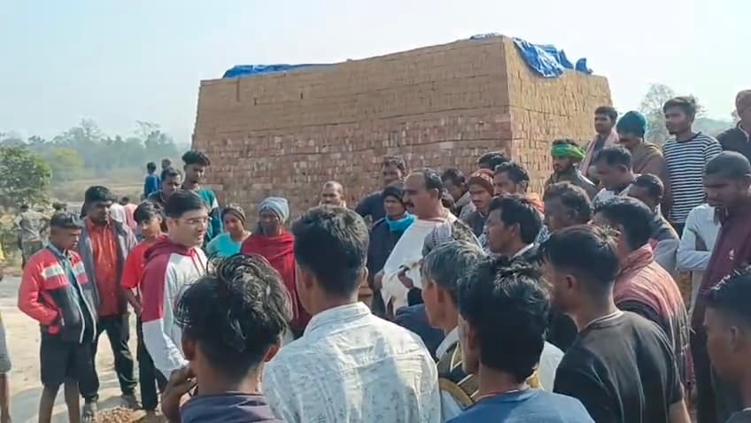 Seraikela Kharsawan News : मुरु में ईंट भट्ठा पर सोये मजदूर की संदिग्ध स्थिति में मौत, गांव में सन्नाटा