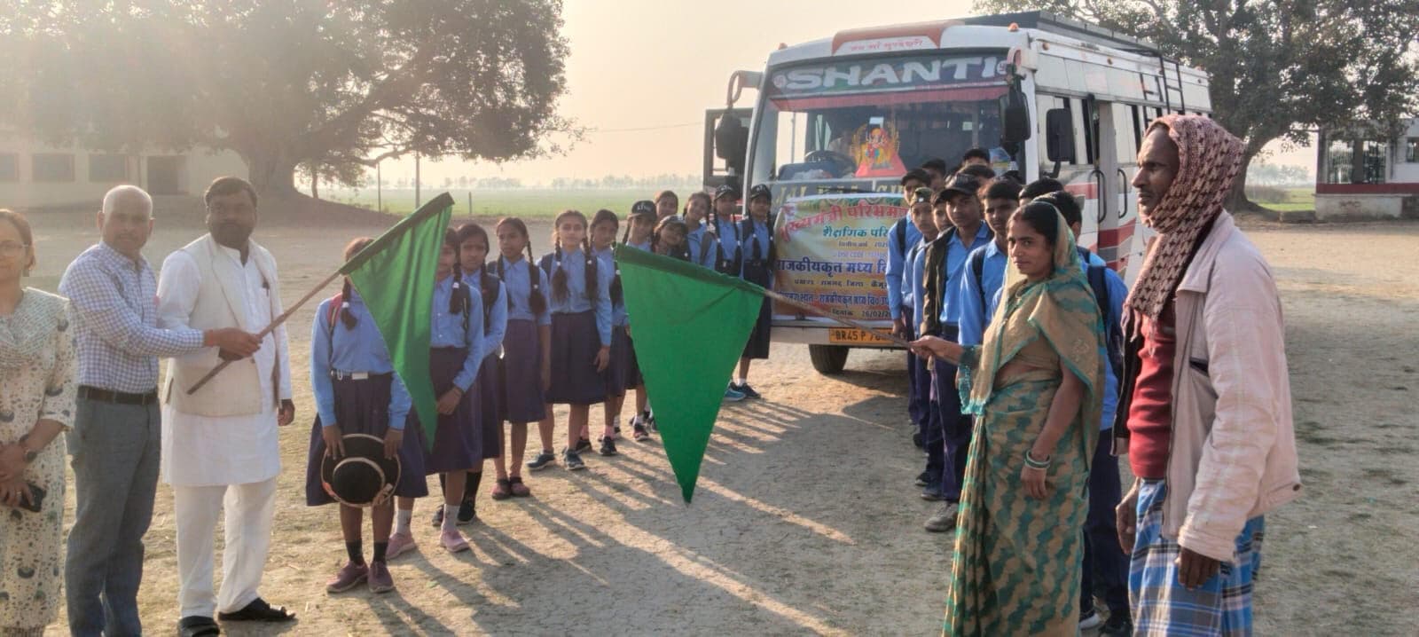 शैक्षिक परिभ्रमण पर सासाराम गये बच्चे