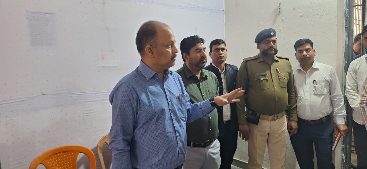 सुरक्षित स्थान का डीएम ने किया निरीक्षण, व्यवस्थाओं की ली जानकारी