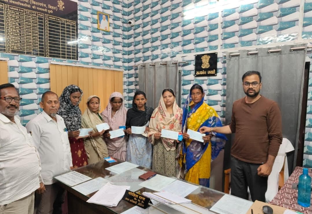 11 अग्निपीड़ितों को मिला 12-12 हजार की सहायता राशि का चेक