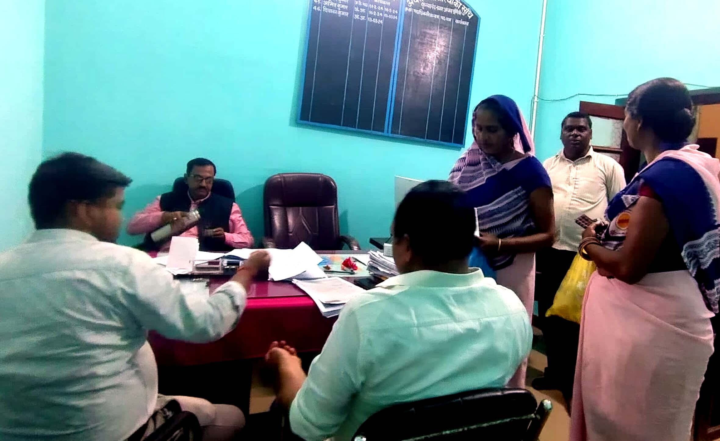 बीडीओ को कृमिनाशक दवा खिलाकर अभियान की शुरुआत