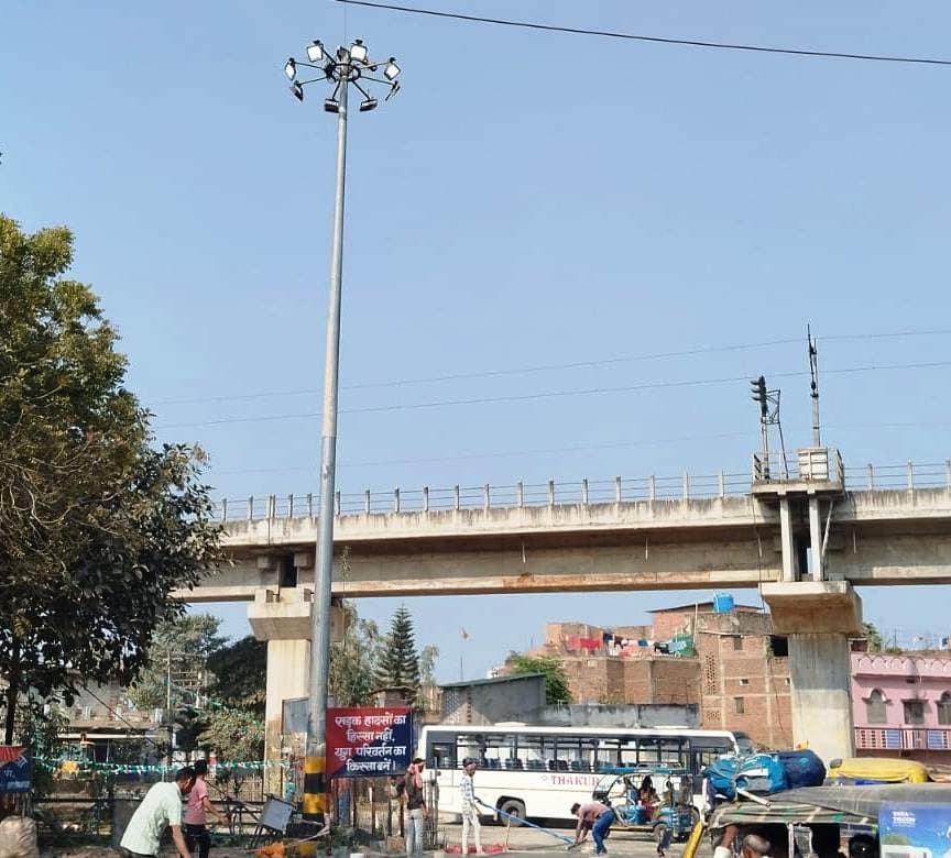 बदहाली : दिन में जल रही हाइमास्ट व स्ट्रीट लाइट, बर्बाद हो रही बजली, निगम उदासीन