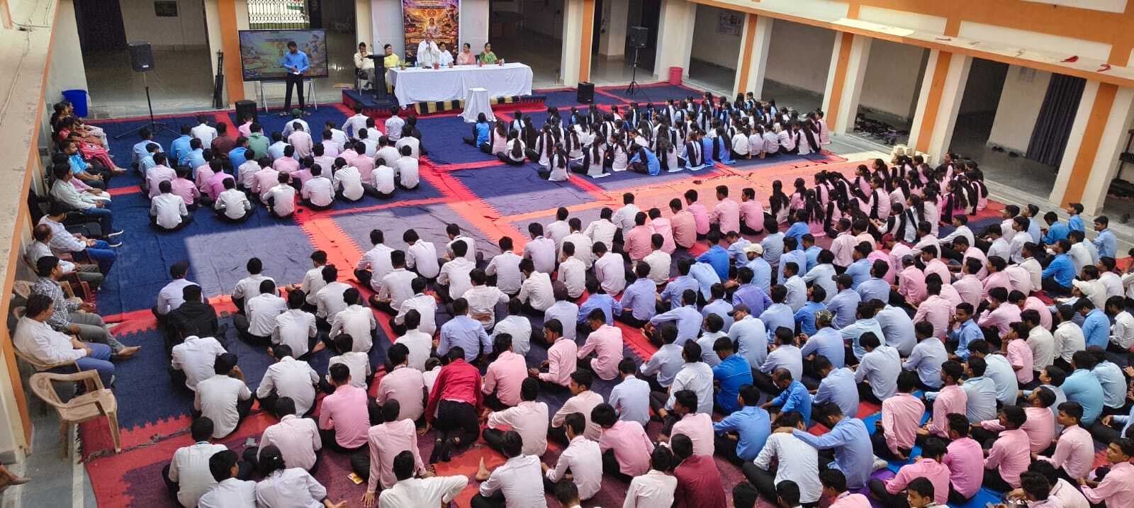 300 छात्रों ने सीखे ध्यान तनाव प्रबंधन व सकारात्मक जीवन शैली के व्यावहारिक उपाय