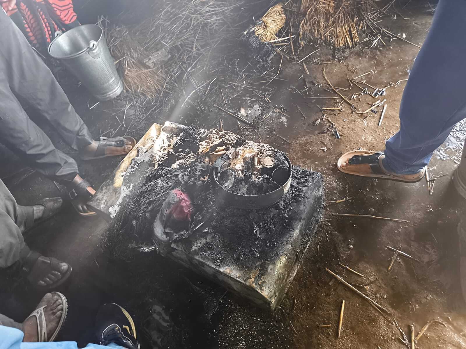 बिजली के शार्ट सर्किट से लगी आग में सामान जलकर राख