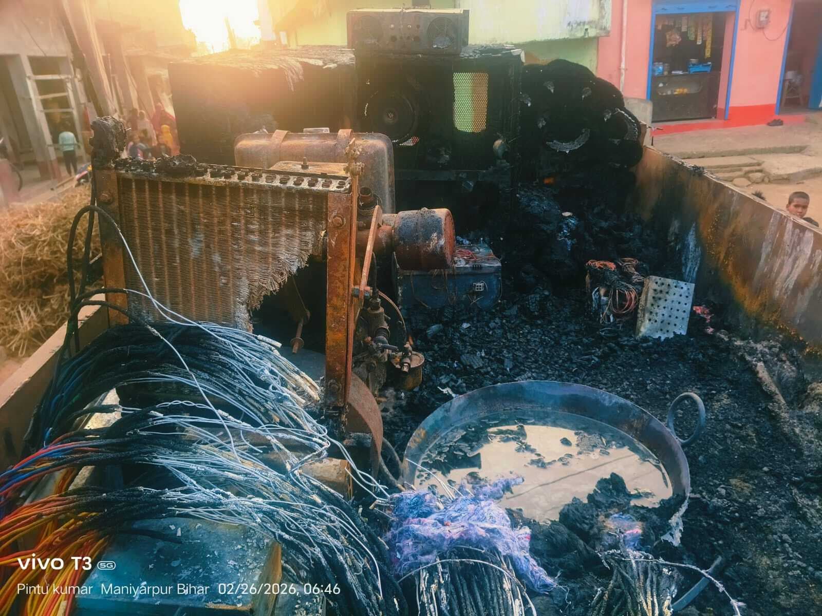 टेंट व्यवसायी को भारी नुकसान, रात में ट्रैक्टर पर रखे सामान को लगाई आग