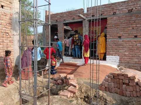 नरैनी गांव में अज्ञात चोरों का हमला, दो घरों से गहने और नकदी चोरी