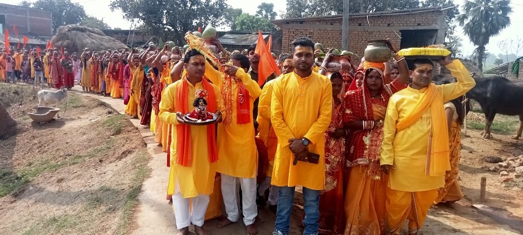 तेतरिया माल पंचायत में निकाली गयी भव्य कलश शोभा यात्रा