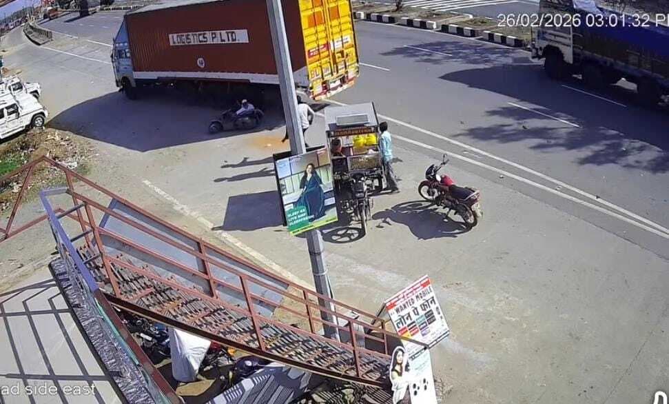 -कंटेनर की चपेट में आने से बाइक सवार घायल