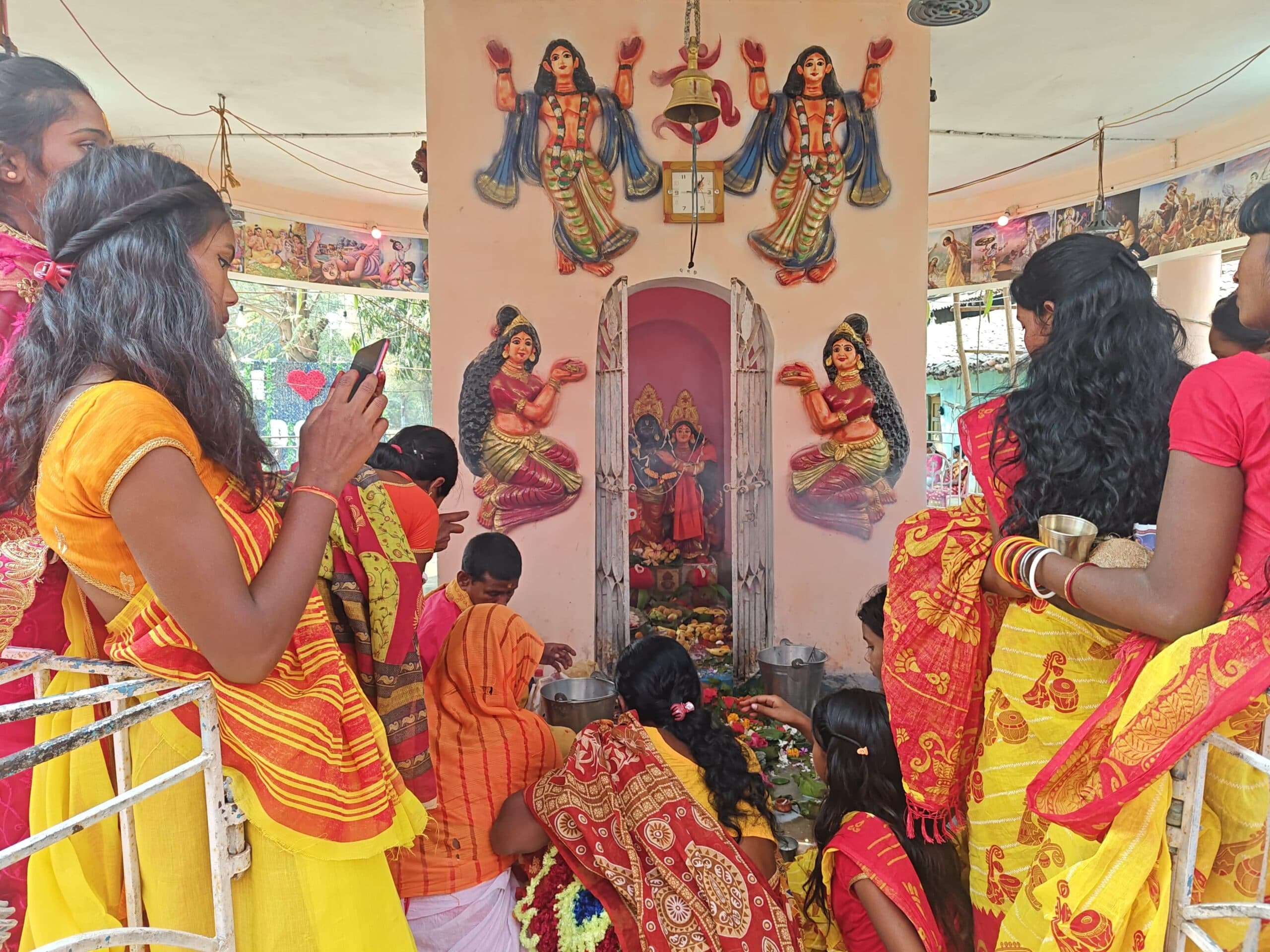 Seraikela Kharsawan News : नवकुंज में उमड़ी भीड़, राधा-गोविंद के लगे जयकारे