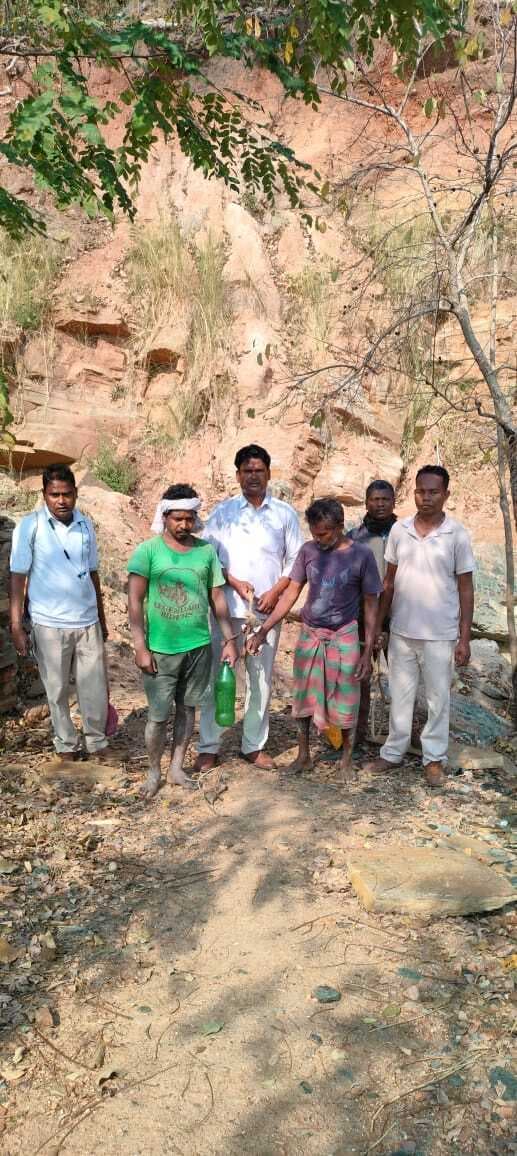 East Singhbhum News : बारुणमुठी पहाड़ पर पन्ना खनन करते दो गिरफ्तार, मास्टरमाइंड फरार