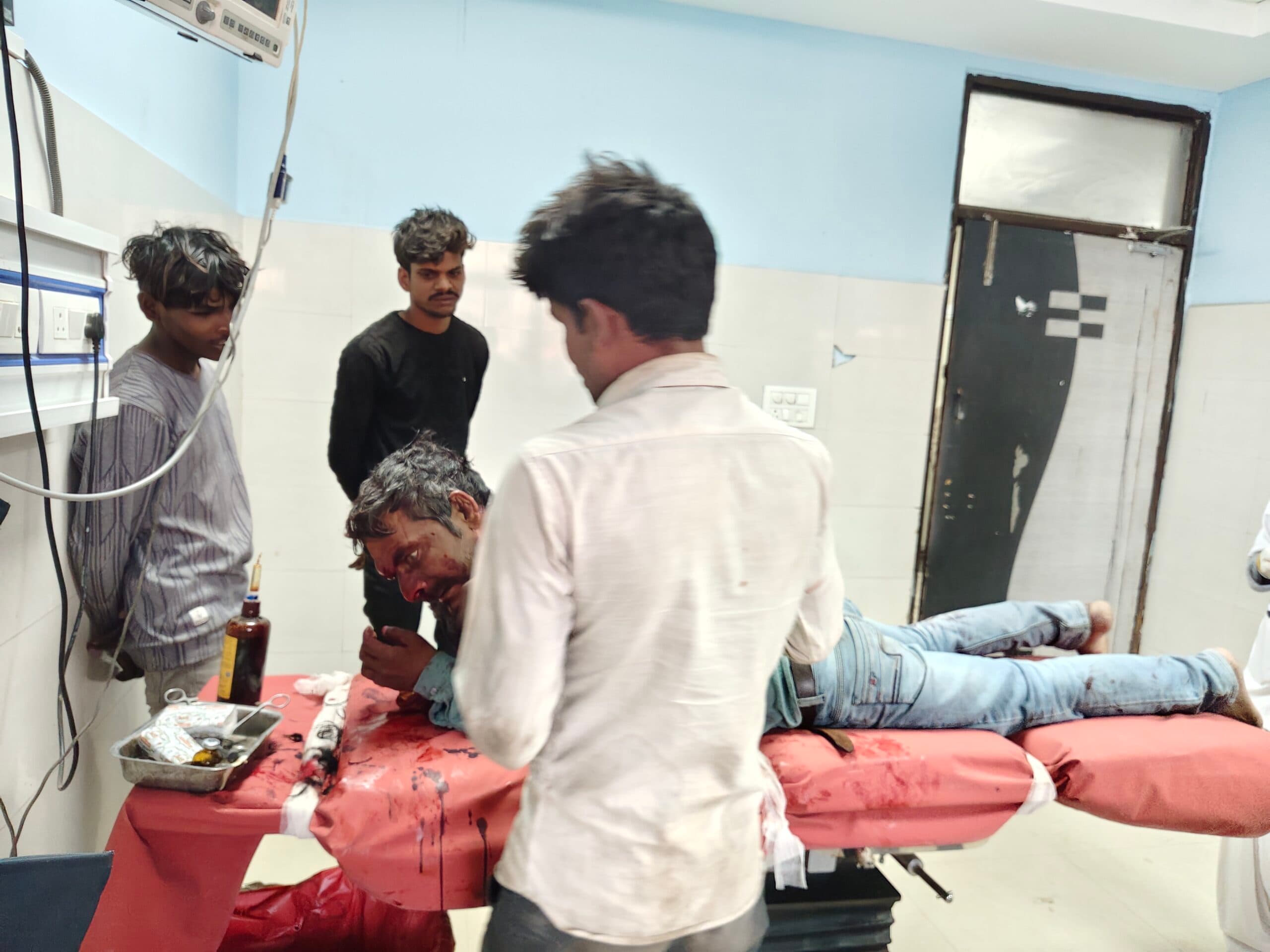 ट्रेन से गिरकर अज्ञात युवक घायल, रेफर