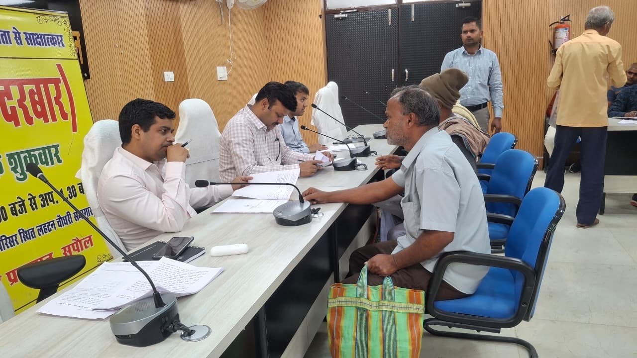 जनता दरबार में 72 मामलों की हुई सुनवाई, डीएम ने त्वरित निष्पादन के दिए निर्देश