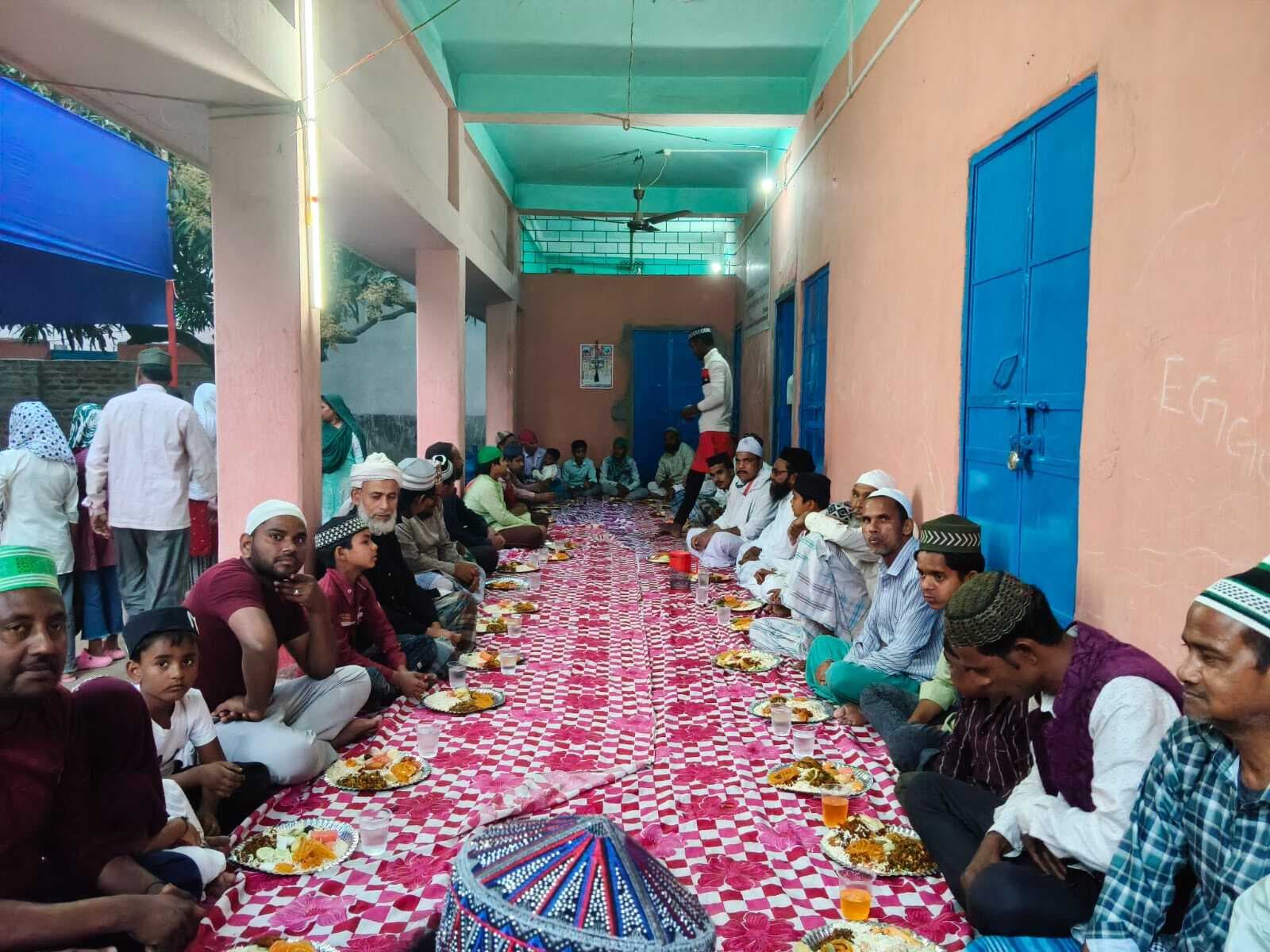 सालमारी मजार शरीफ में दावत ए इफ्तार का आयोजन