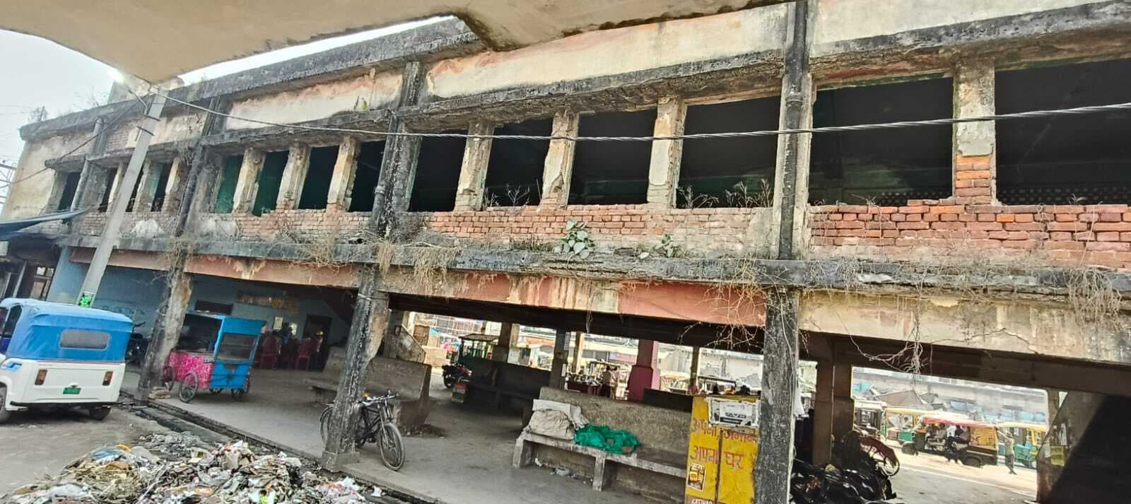 पुराना बस स्टेंड का जर्जर यात्री प्रतिक्षालय बड़े हादसे हो दे रहा निमंत्रण, निगम बेखबर