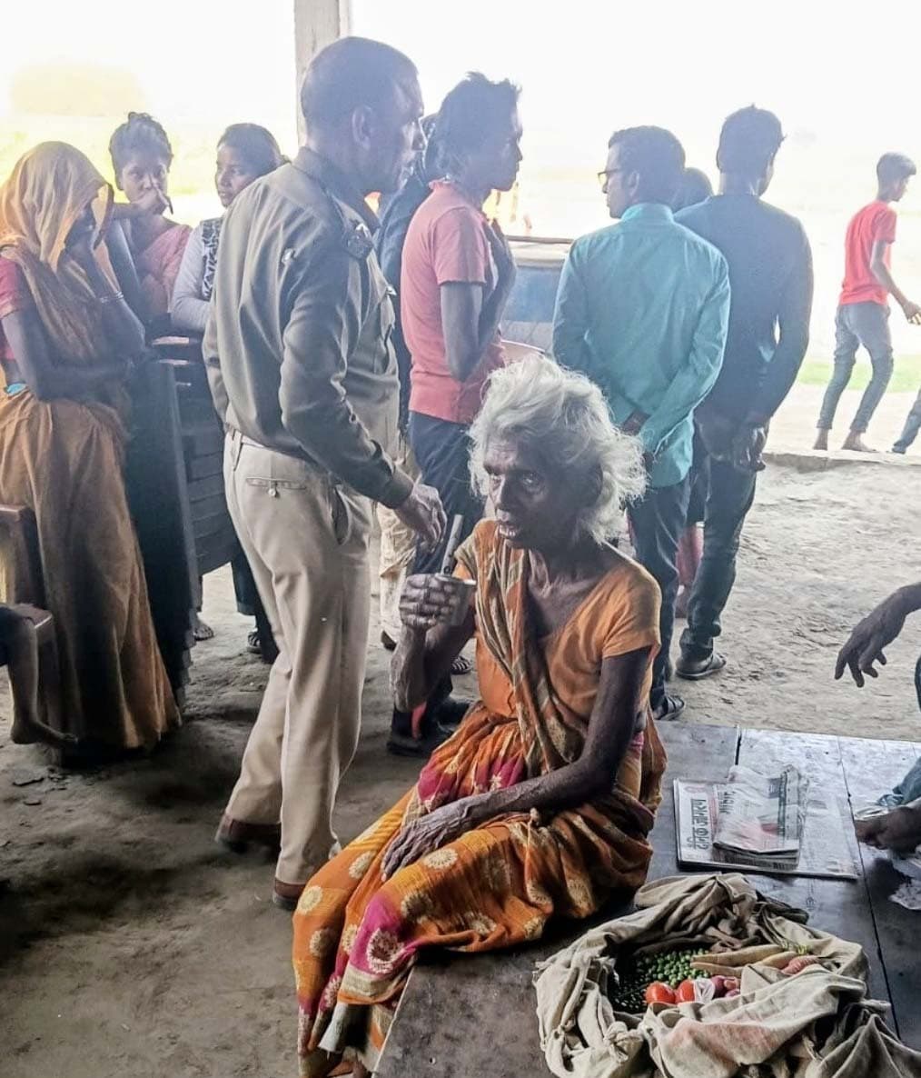 बच्चा चोर की अफवाह में बुजुर्ग महिला को पीटा, पुलिस ने भीड़ से बचाया