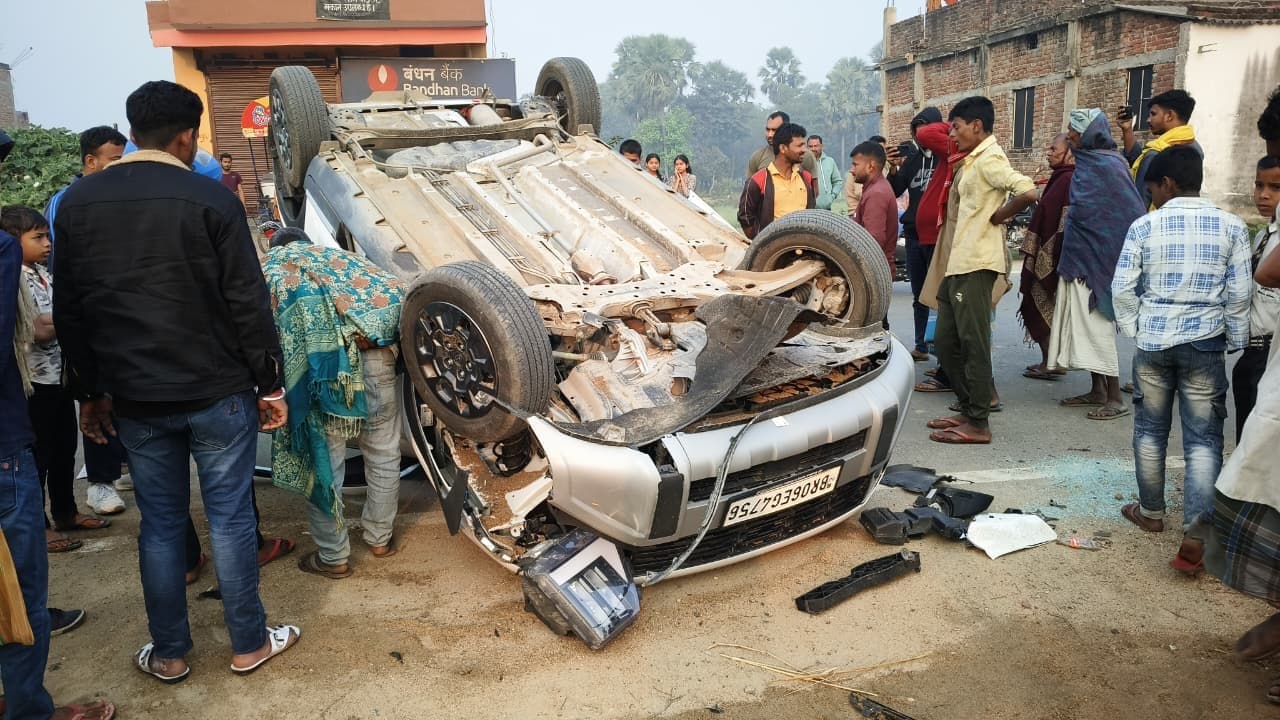 कुत्ते को बचाने में अनियंत्रित होकर पलटी कार, एयरबैग खुलने से टली बड़ी घटना