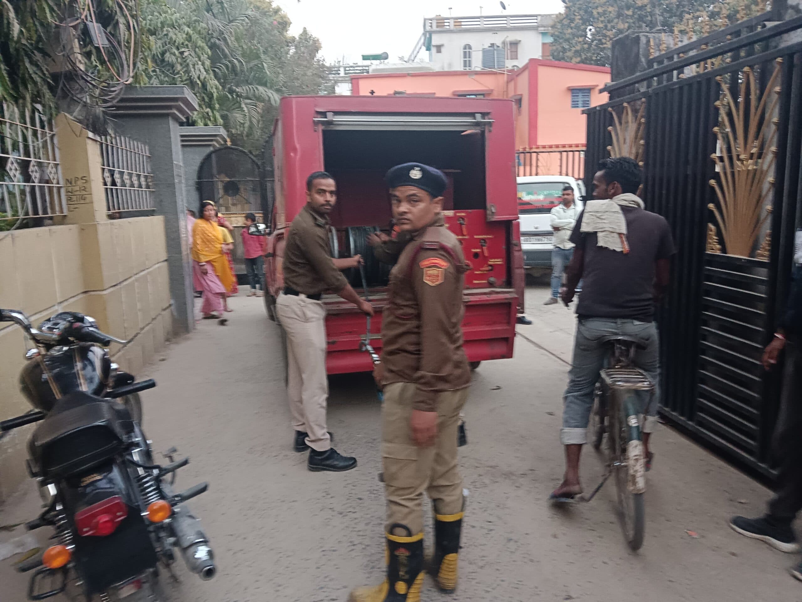 गैस लीक करने से लगी आग, सामान खाक, मची अफरा-तफरी