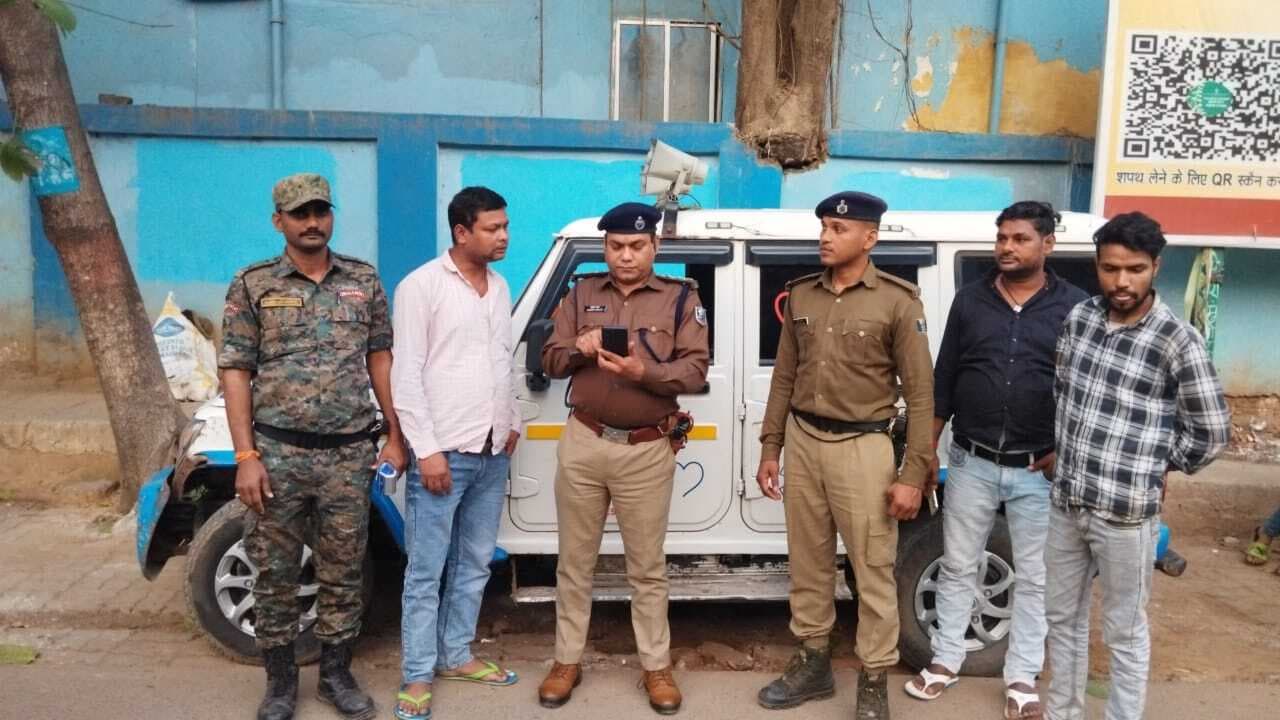 बिना ड्राइविंग लाइसेंस व वैध कागजात के चल रहा ऑटो व एंबुलेंस, यातायात पुलिस ने वसूले 1.22 लाख