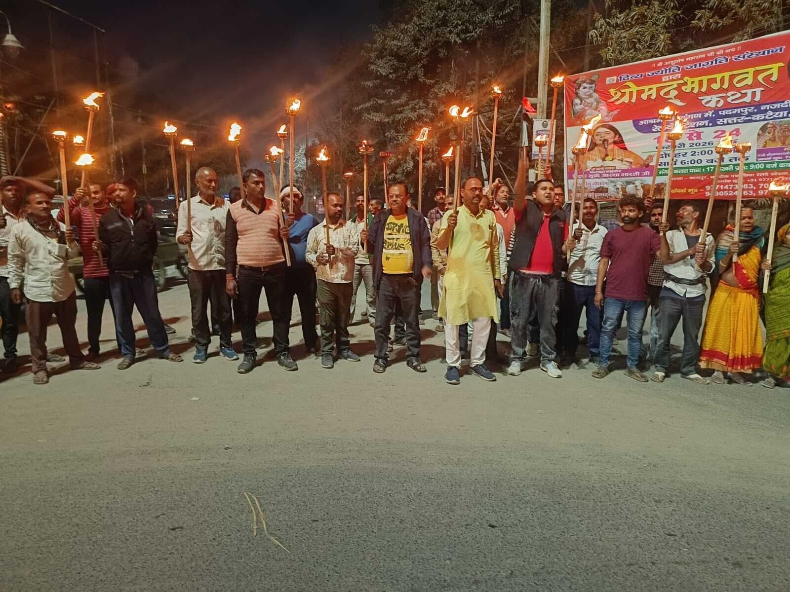 फुटपाथ दुकानदार संघ ने निकाला मशाल जुलूस