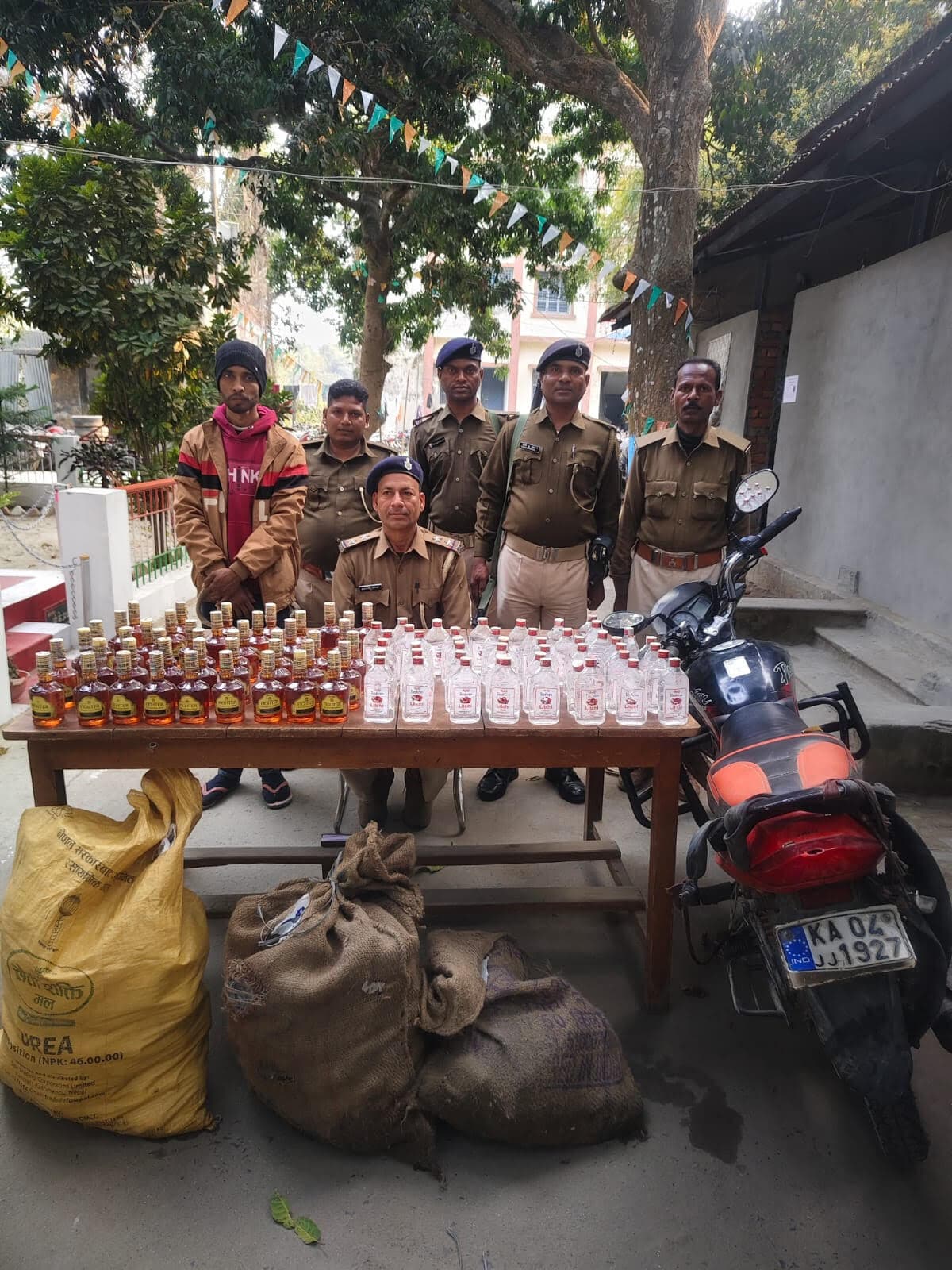 920 बोतल शराब के साथ तस्कर गिरफ्तार