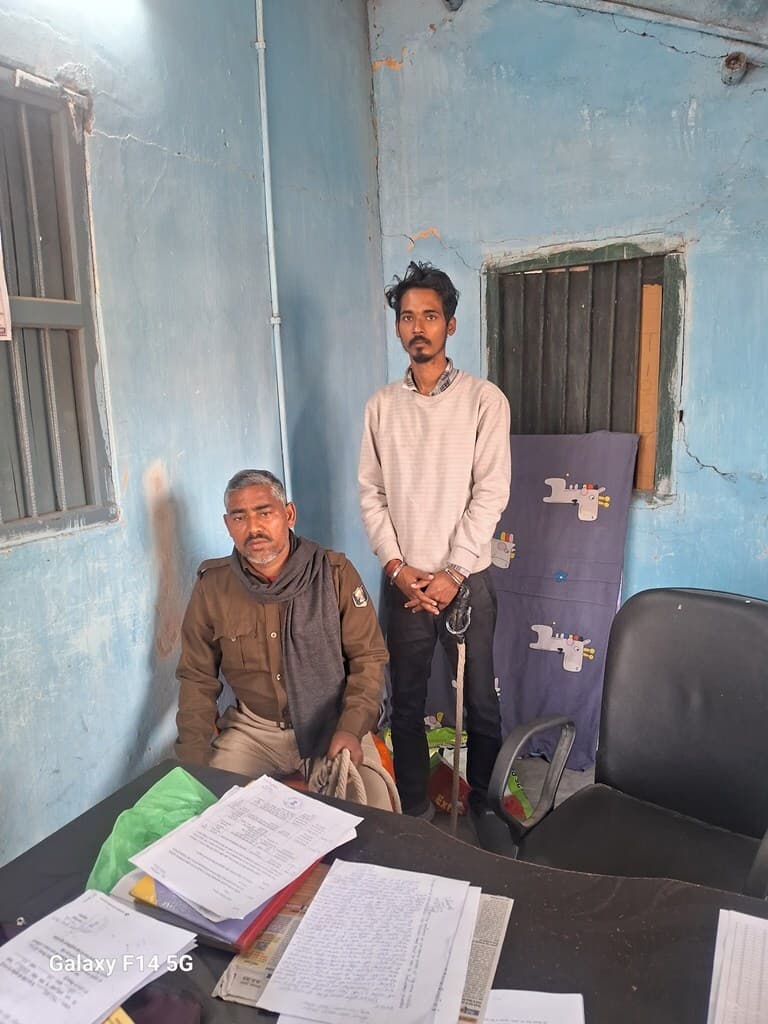 मिर्जापुर बाजार में युवक को कट्टा व गोली के साथ पुलिस ने पकड़ा, भेजा जेल