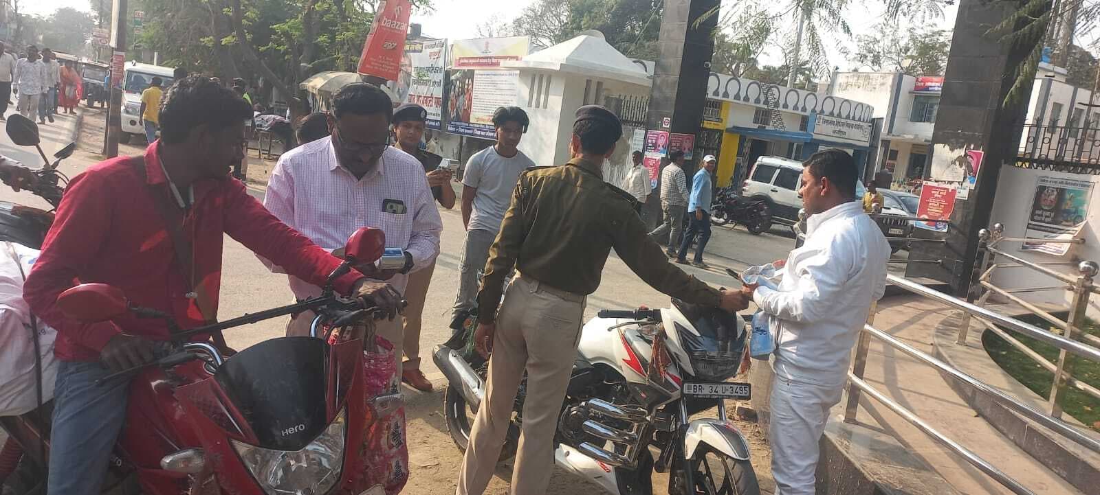 सड़क दुर्घटनाओं को रोकने के लिए चलाया वाहन चेकिंग अभियान, लोगों को किया जागरूक