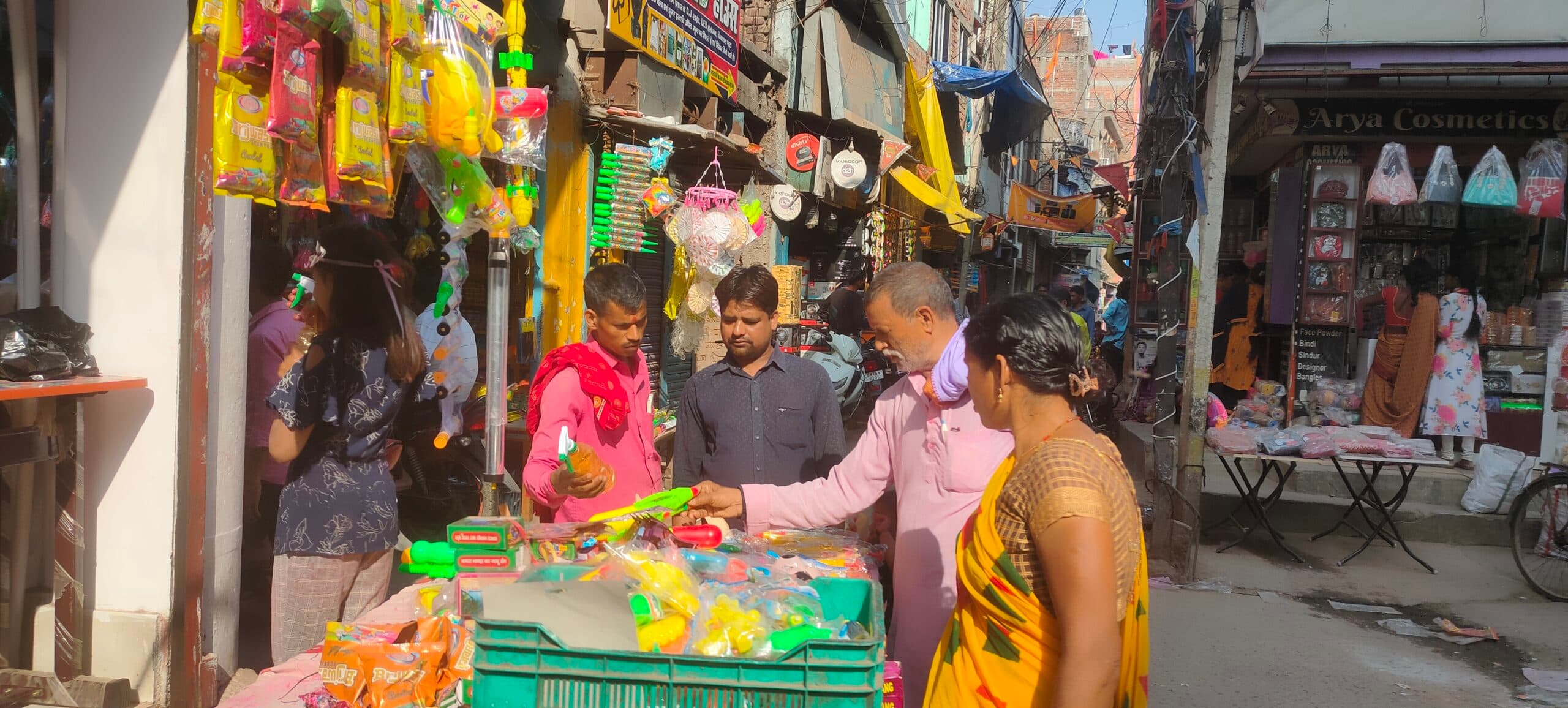 होली की आहट: रंगों व पिचकारी से सजा बाजार