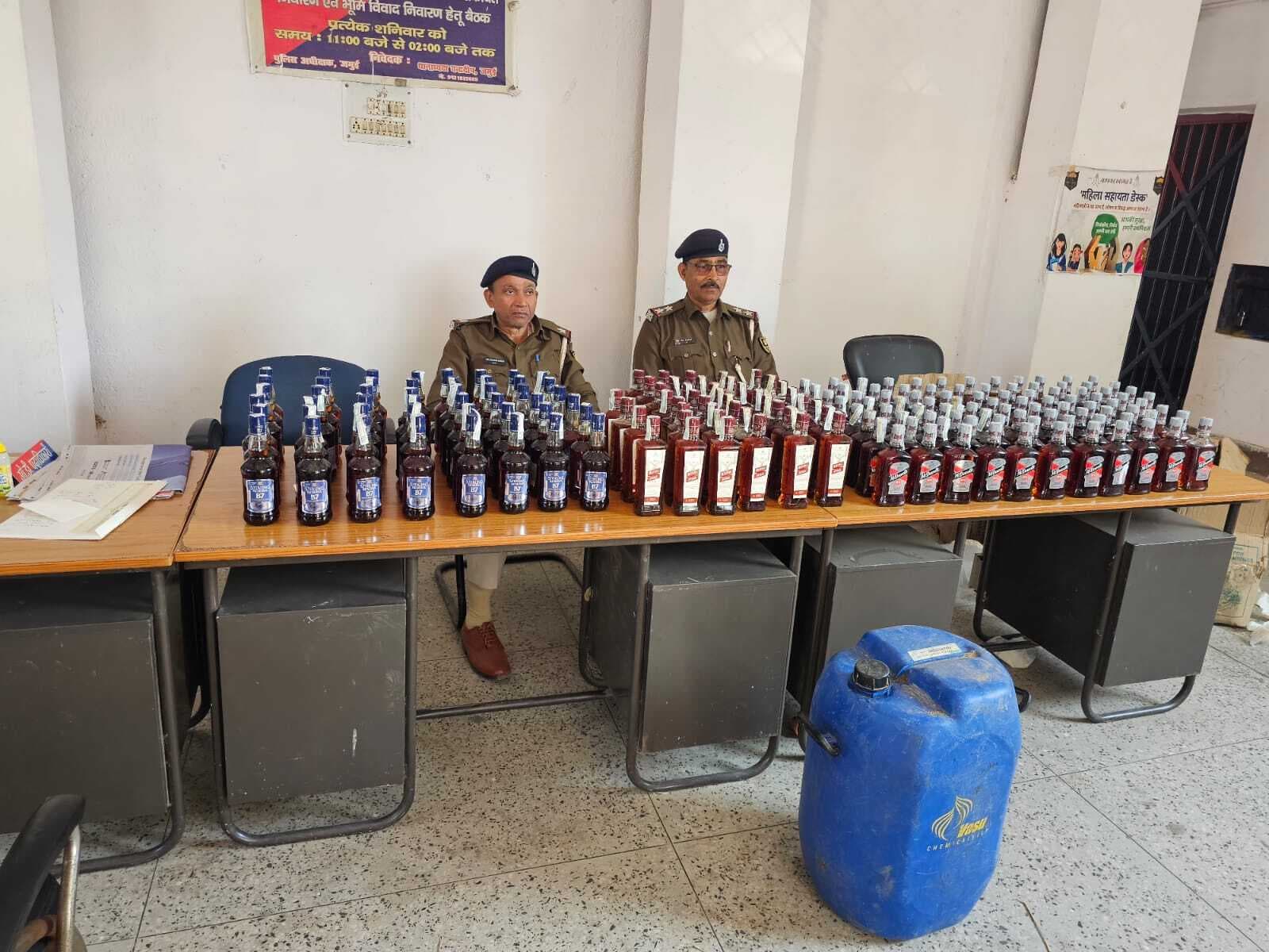 खेत के कुएं से 119 लीटर देसी-विदेशी शराब जब्त