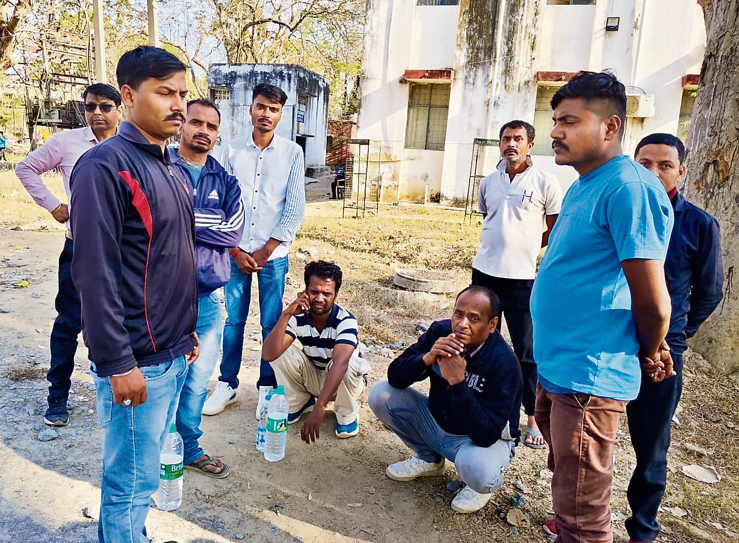 ब्लैकमेलिंग का शिकार था जवान, बेटों का दावा-महिला ने 20 लाख ऐंठे, डेढ़ बीघा जमीन बिकवाई