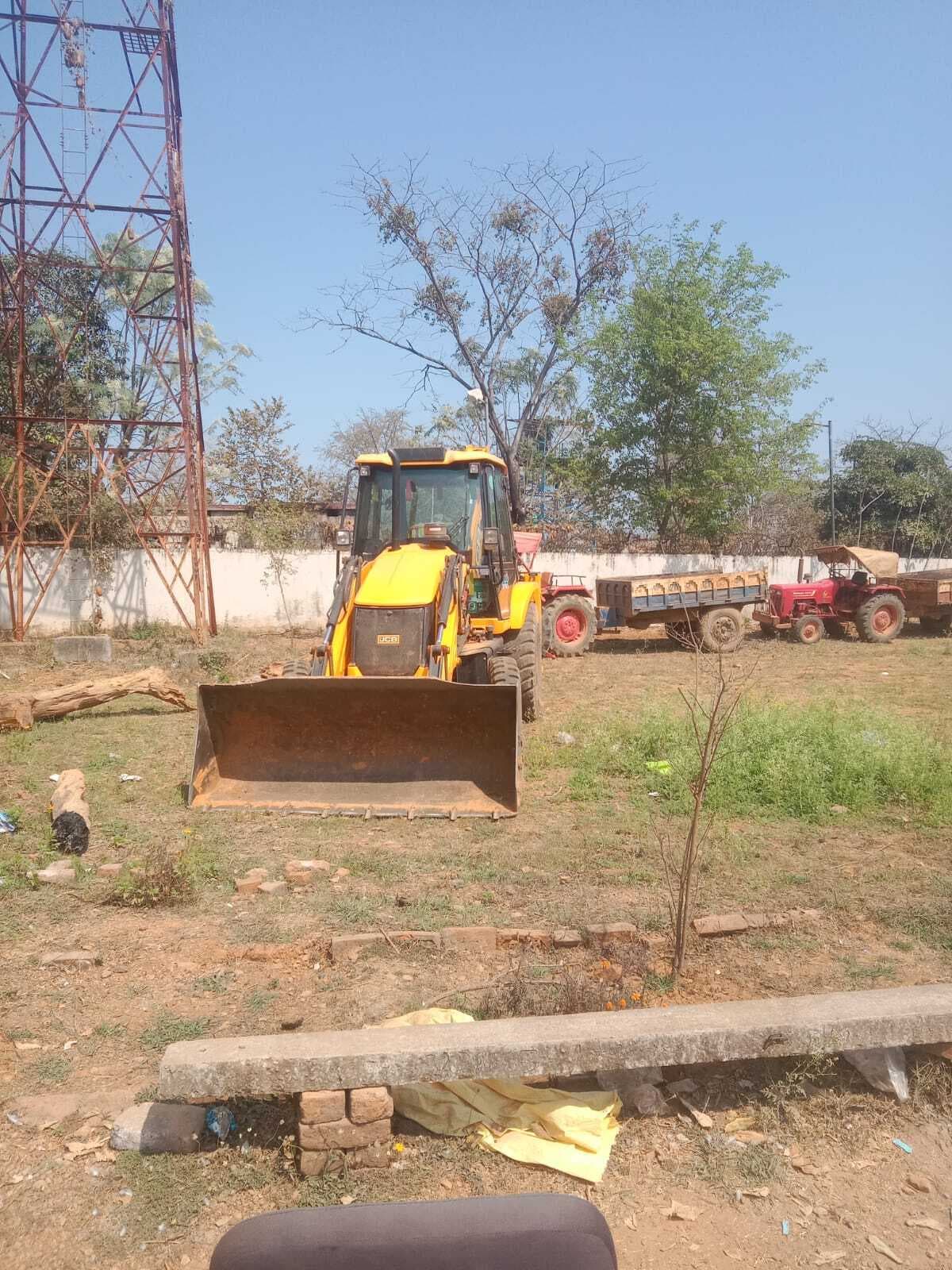 अधौरा में अवैध खनन पर बड़ी कार्रवाई, जेसीबी व तीन ट्रैक्टर जब्त