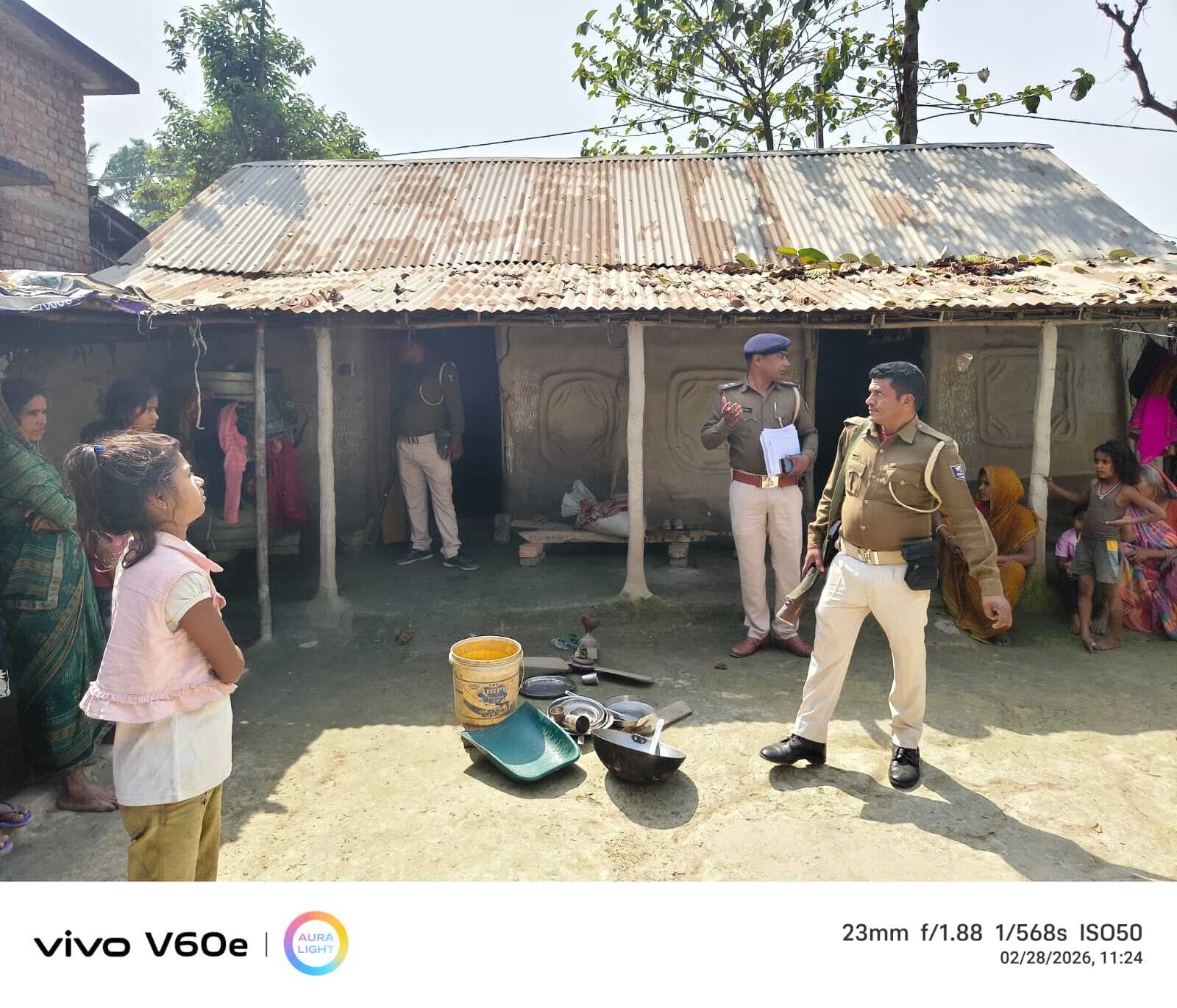 दो फरार आरोपियों के घर हुई कुर्की जब्ती की कार्रवाई