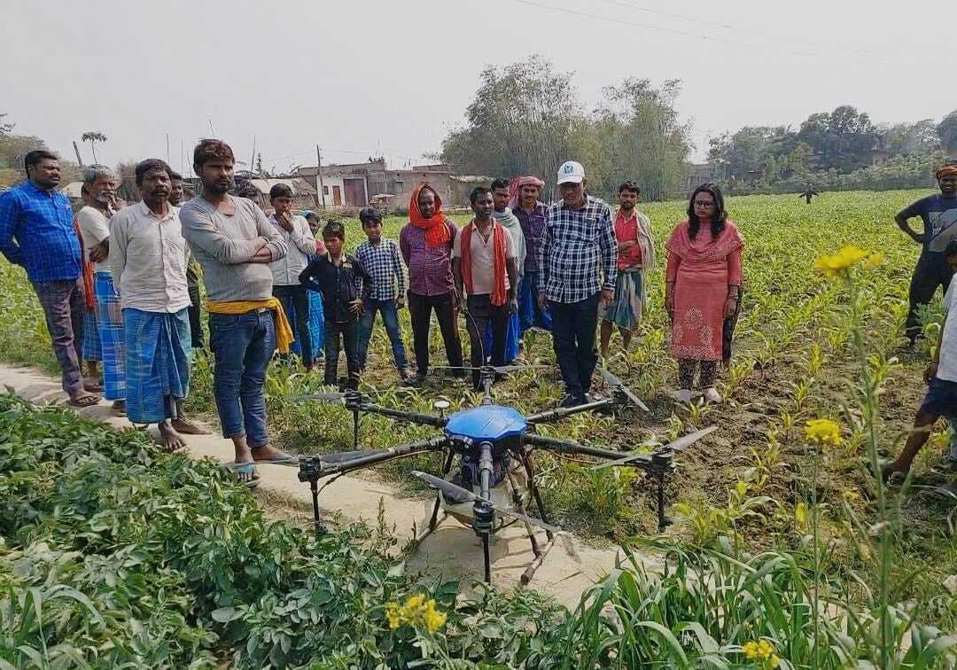 ड्रोन तकनीक से फसलों में छिड़काव असान, किसानों में बढ़ा भरोसा