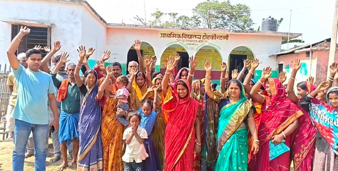 विद्यालय संचालन में लापरवाही के आरोप में प्रदर्शन