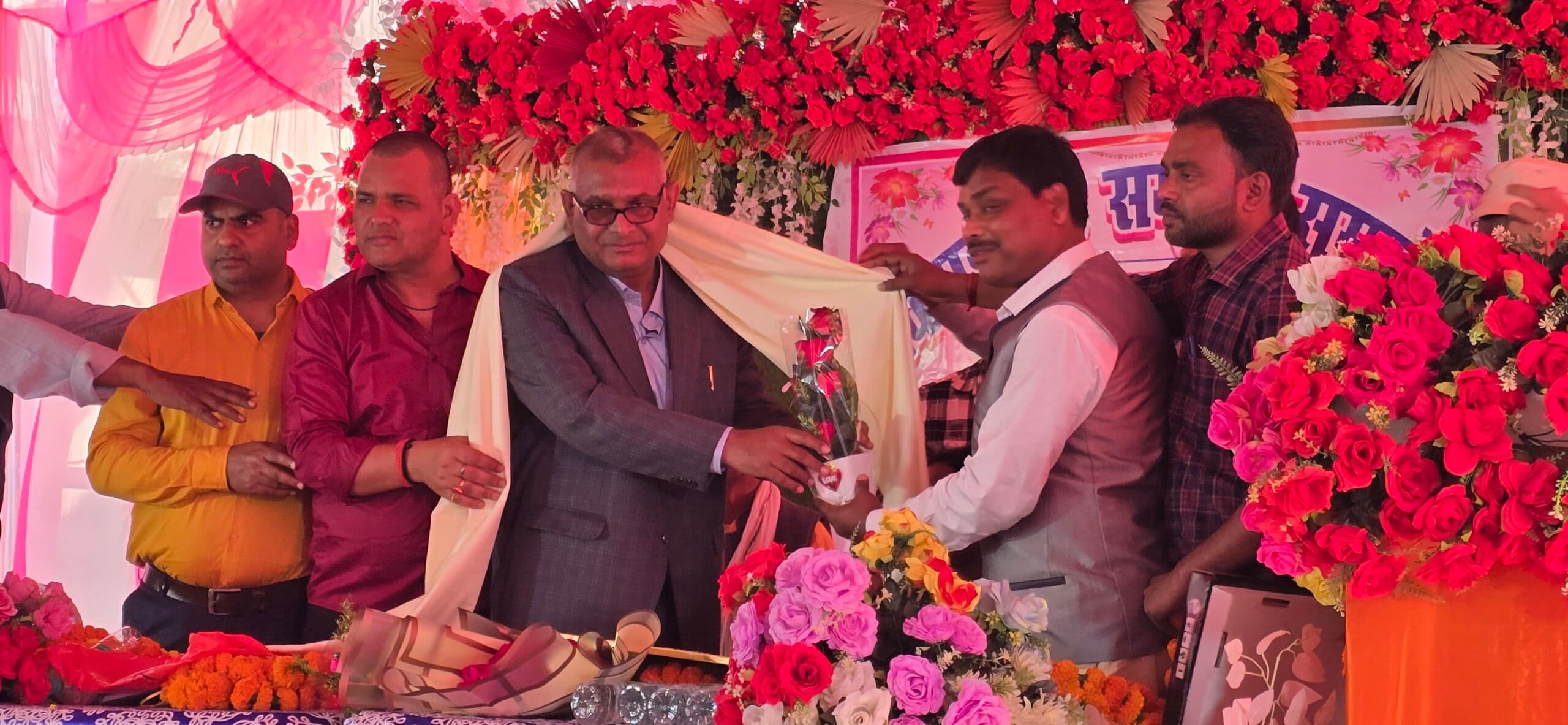 बीइओ के सेवानिवृत्ति पर दी गयी विदाई