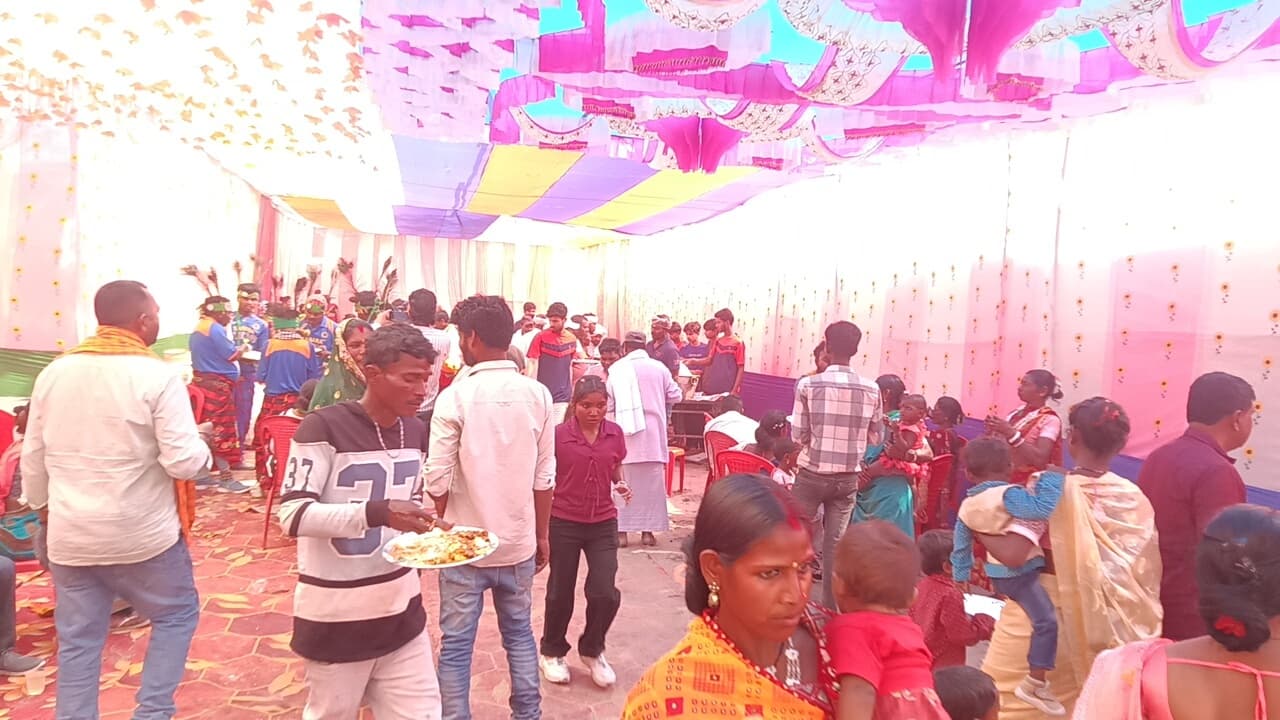 कन्यायाओं का सामूहिक विवाह समाज सेवी ने कराया