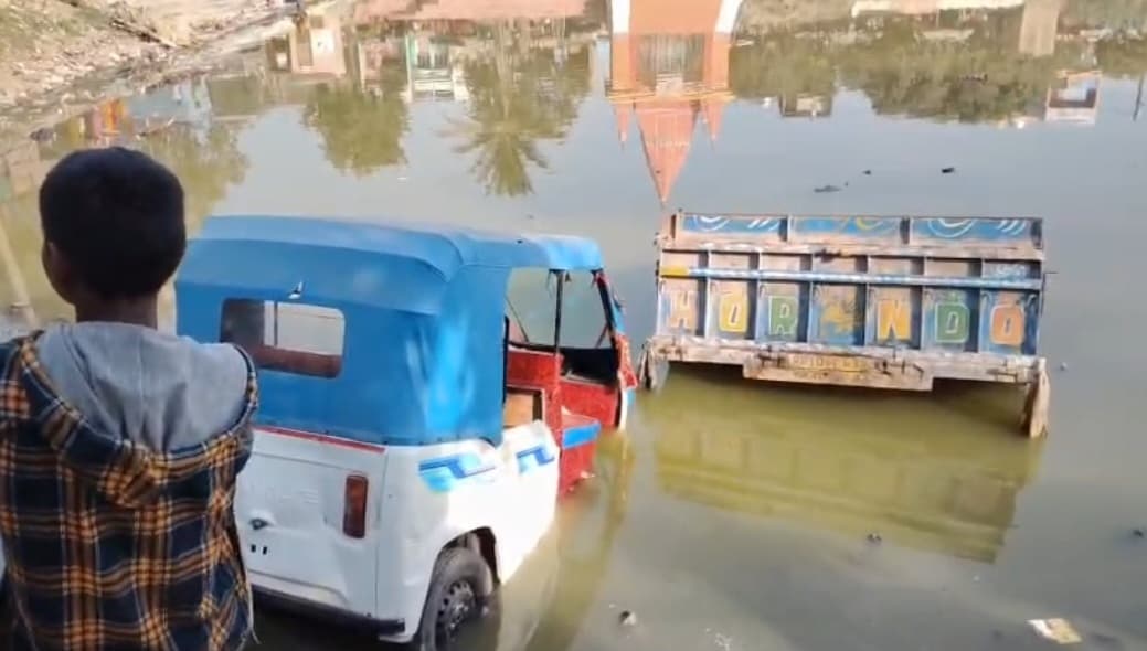 लीड : तेज रफ्तार ट्रैक्टर तालाब में गिरा, चालक की मौत