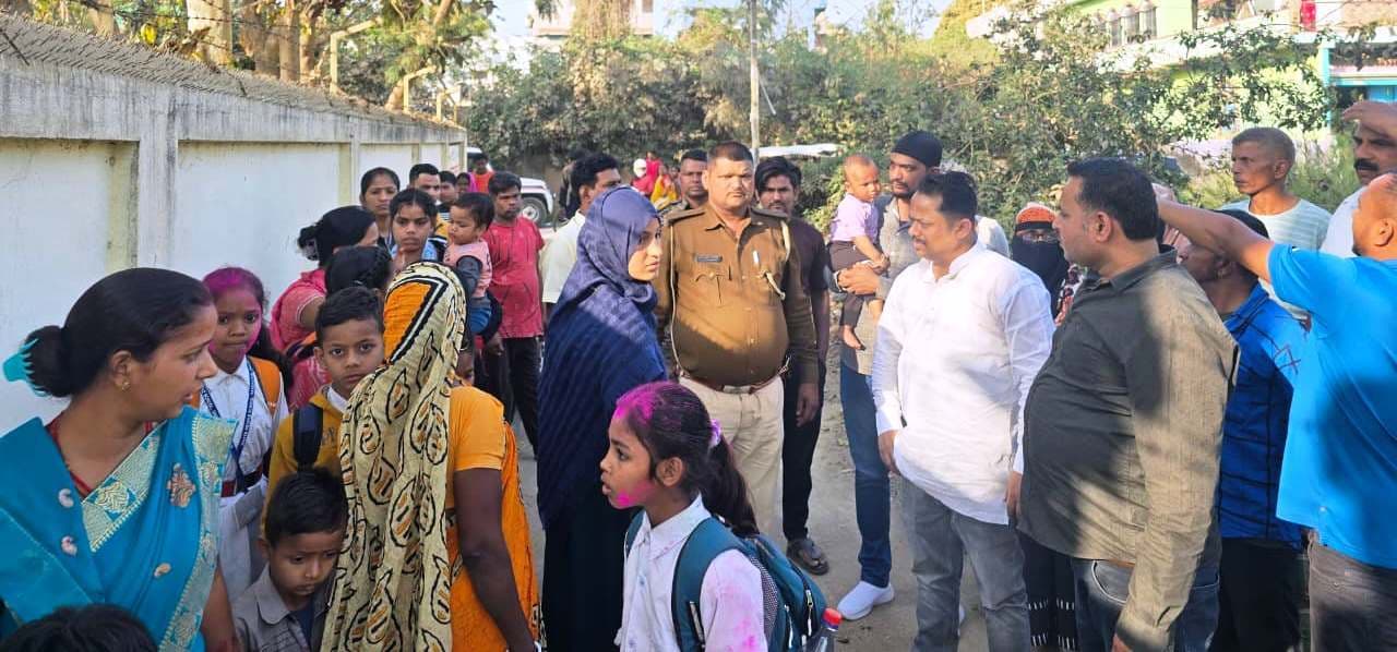 मां की गोद से मासूम को छीन भागे बाइक सवार, पकड़ाने के डर से झाड़ियों में फेंका