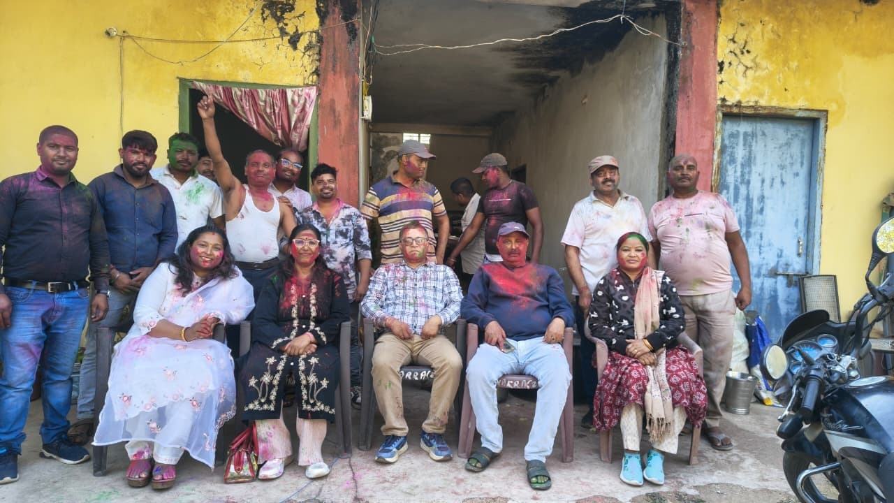 होली मिलन समारोह में चले अबीर-गुलाल